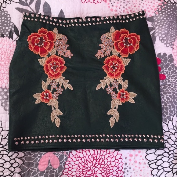 NWT Romeo + Juliet Faux Leather Rivet Mini Skirt medium green floral embroidered - Picture 3 of 6